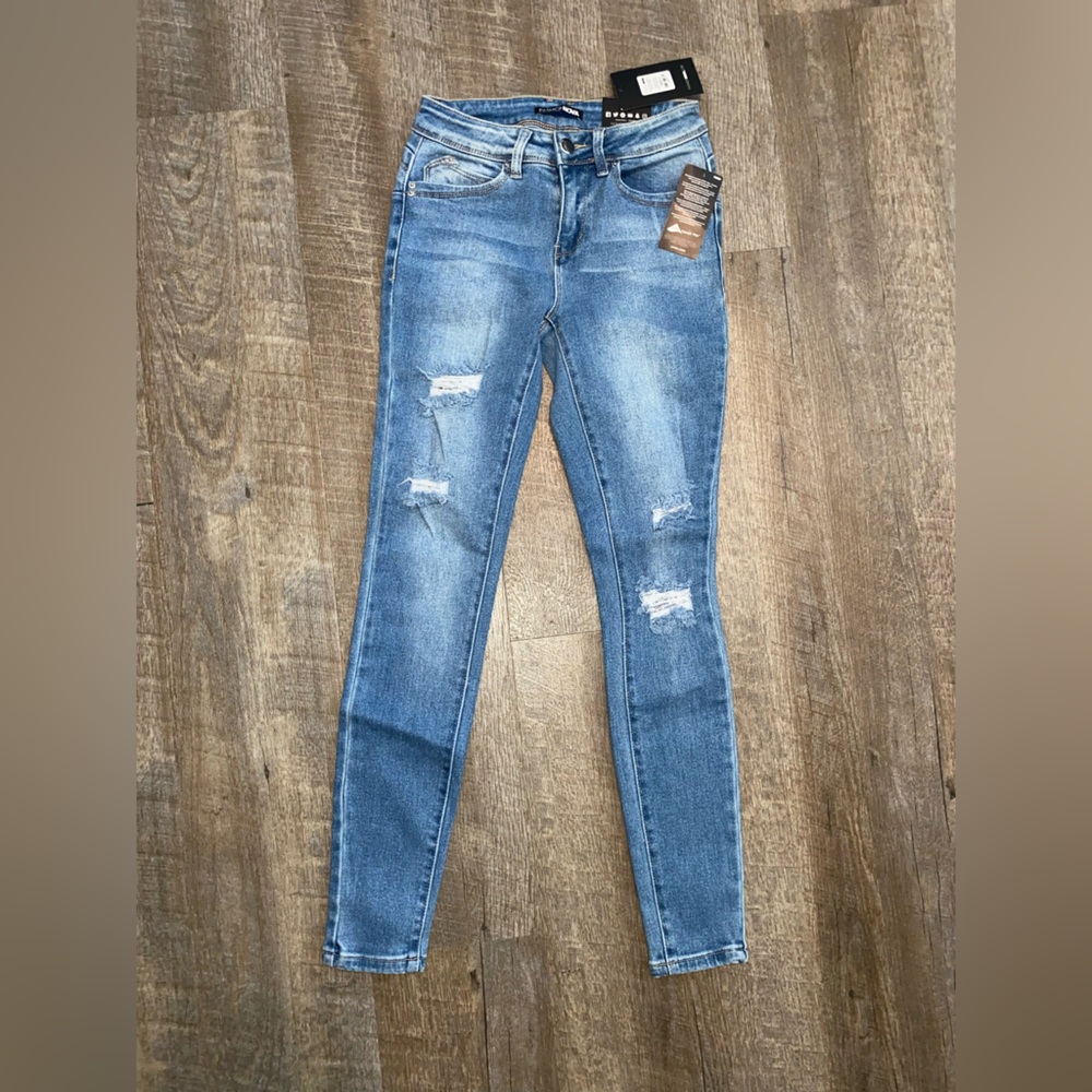 Fashion nova nice booty ripped skinny jeans medium NWT size 3